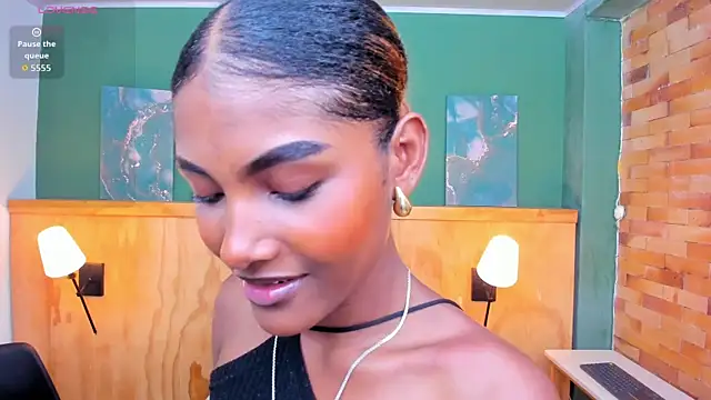halleylorens online show from April 2026 07:15:02 PM