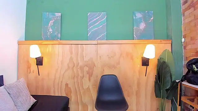 halleylorens online show from April 2026 07:42:02 PM