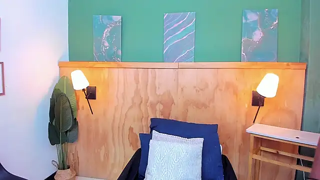 halleylorens online show from April 2026 06:47:01 PM