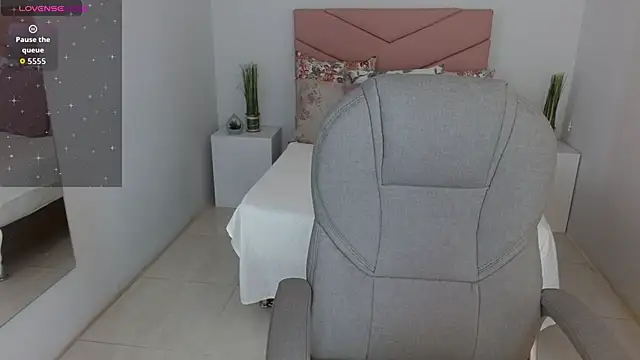 SarayVega  online show from October 2025 07:00:01 PM