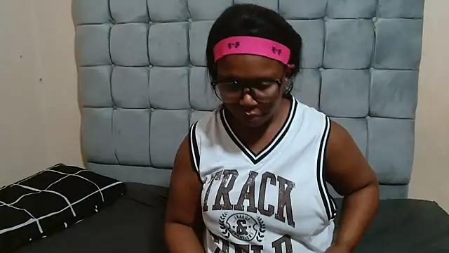 Snapshot of curveAss222 chatting on November 2025 04:01:02 PM curveAss222 online show from November 2025 04:01:02 PM