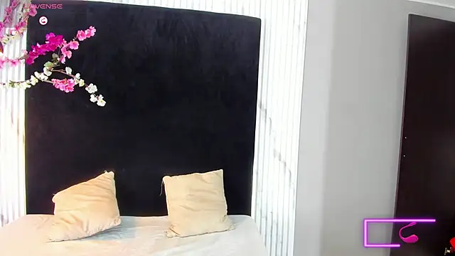 MONIK FOX CR online show from November 2025 07:39:01 PM