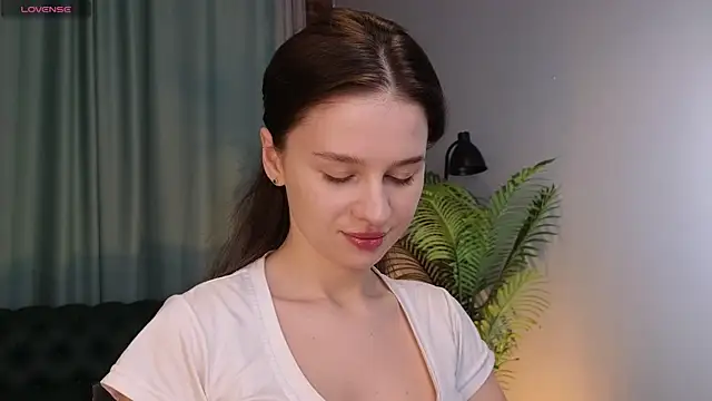 Olivia Farrell online show from November 2025 01:15:02 PM