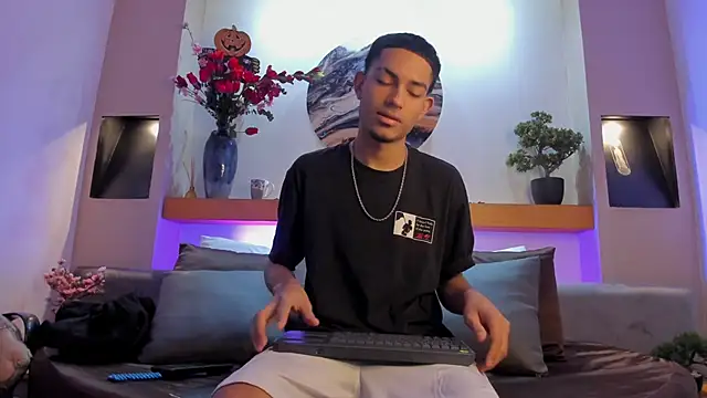 Adonis WB online show from October 2025 08:32:02 PM