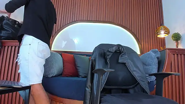 Donovan Desmond online show from November 2025 08:46:02 PM