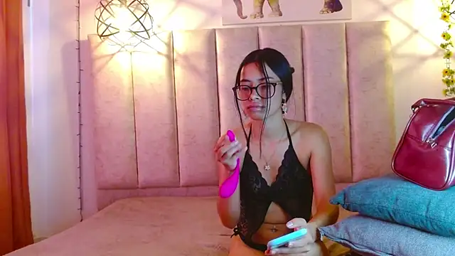 Miahotcs1 online show from October 2025 02:21:02 PM