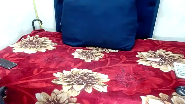 BUNNYCHOWX28 online show from October 2025 08:32:02 PM