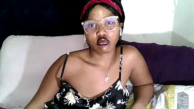 BUNNYCHOWX28 online show from December 2025 05:12:01 PM