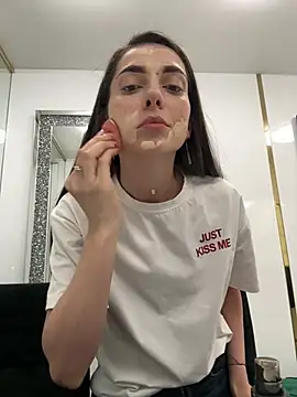 EllyLynn online show from April 2026 05:28:02 PM