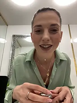 EllyLynn online show from April 2026 05:19:01 PM