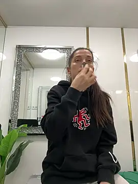 EllyLynn online show from February 2026 07:24:01 PM