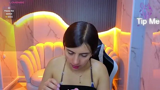 Eilyn love b online show from October 2025 12:51:01 PM