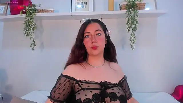 Nicolle Evanss  online show from April 2026 04:52:01 AM