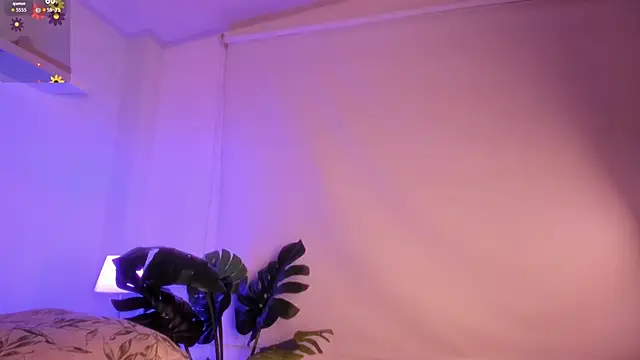 Nicolle Evanss  online show from December 2025 04:37:01 AM