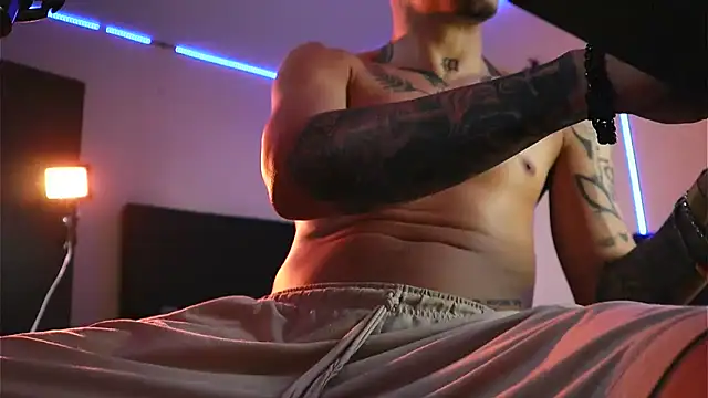 AlphaMasterXxx online show from November 2025 06:12:02 PM