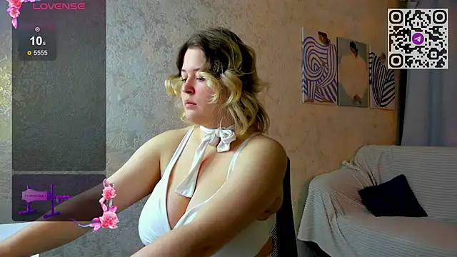 Snapshot of HelenHartt chatting on November 2025 01:39:02 AM HelenHartt online show from November 2025 01:39:02 AM