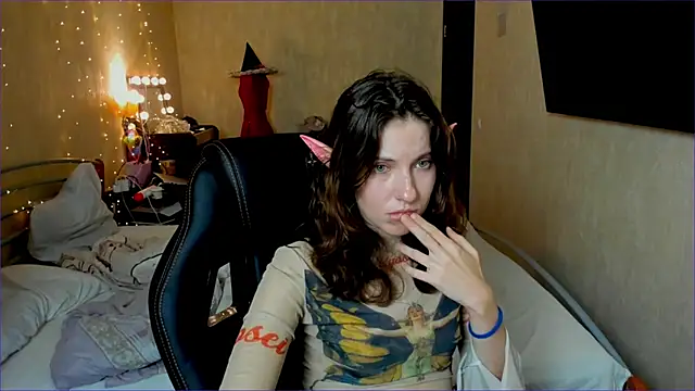 Snapshot of Agata_in_Wonderland chatting on October 2025 07:37:02 PM Agata in Wonderland online show from October 2025 07:37:02 PM