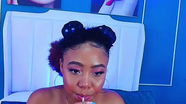 Snapshot of AngelaRoberts chatting on October 2025 04:36:01 AM AngelaRoberts online show from October 2025 04:36:01 AM