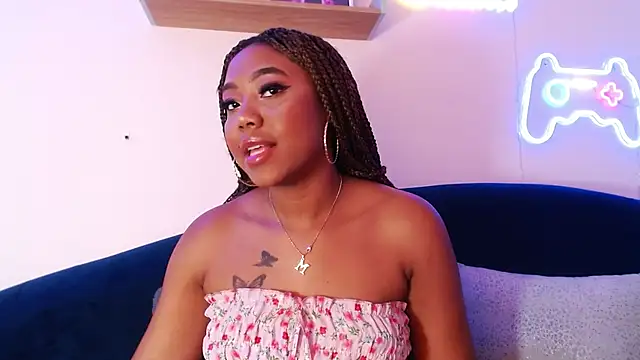 Snapshot of AngelaRoberts chatting on October 2025 08:53:01 PM AngelaRoberts online show from October 2025 08:53:01 PM