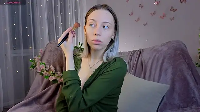 NyxaThorn online show from April 2026 05:19:01 PM