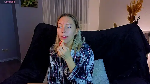 NyxaThorn online show from November 2025 02:39:02 PM