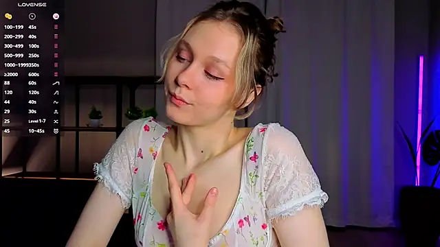 Snapshot of Tender_beauty chatting on May 2026 06:07:02 PM Tender beauty online show from May 2026 06:07:02 PM
