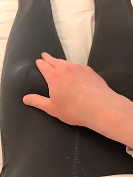 luckylover2024 online show from April 2026 04:33:01 PM