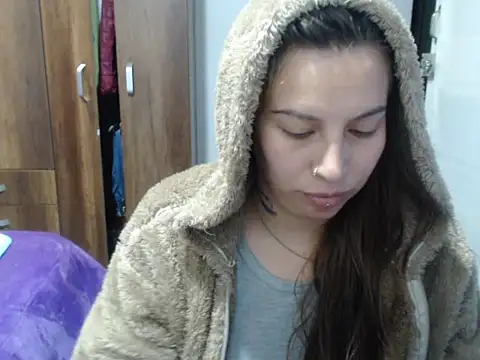 Snapshot of cloequeen15 chatting on October 2025 08:18:01 PM cloequeen15 online show from October 2025 08:18:01 PM