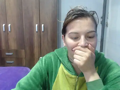 Snapshot of cloequeen15 chatting on October 2025 03:12:02 PM cloequeen15 online show from October 2025 03:12:02 PM