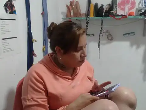 Snapshot of cloequeen15 chatting on September 2025 05:56:01 PM cloequeen15 online show from September 2025 05:56:01 PM