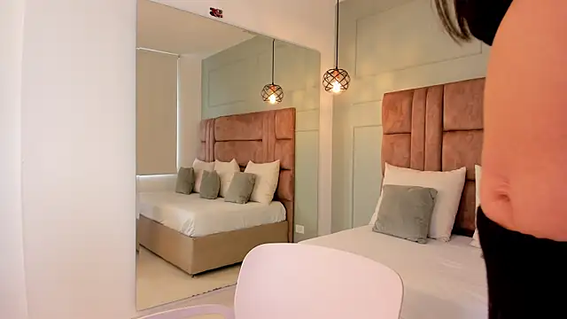 Snapshot of hannah_miltonn chatting on December 2025 09:34:01 PM hannah miltonn online show from December 2025 09:34:01 PM