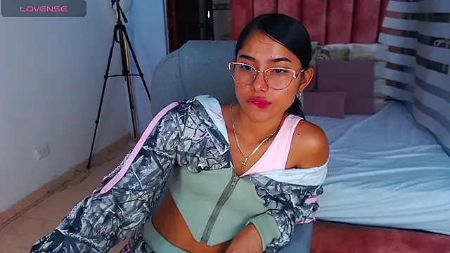 Milaa Star  online show from October 2025 04:38:01 AM