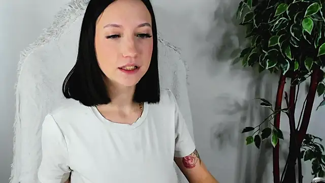 Snapshot of EileenMoores chatting on September 2025 05:43:01 AM EileenMoores online show from September 2025 05:43:01 AM