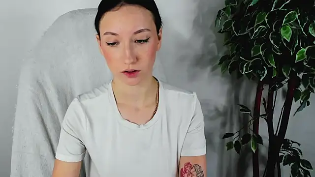 Snapshot of EileenMoores chatting on September 2025 11:43:01 AM EileenMoores online show from September 2025 11:43:01 AM