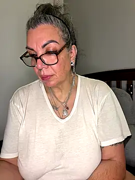 dieseldame1313 online show from November 2025 01:42:01 AM