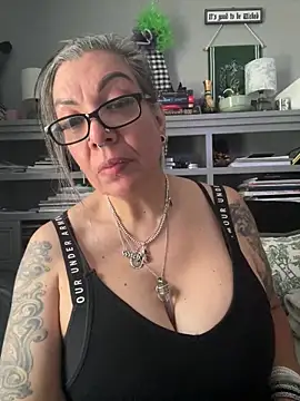 dieseldame1313 online show from May 2026 11:24:01 PM