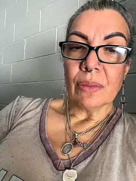 dieseldame1313 online show from October 2025 05:01:01 PM