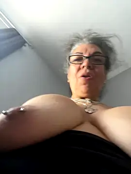 dieseldame1313 online show from October 2025 03:43:02 PM