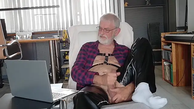 ewaldwillems99 online show from October 2025 02:39:02 PM