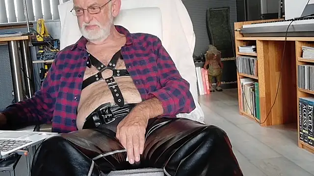 ewaldwillems99 online show from October 2025 01:24:01 PM