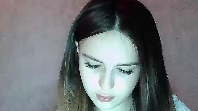 SweetLoraa online show from May 2026 04:57:01 PM