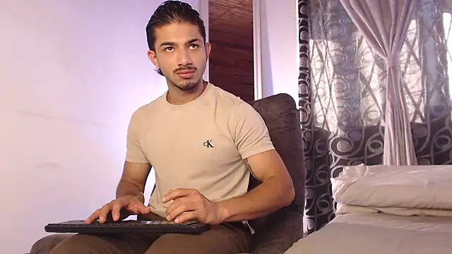 ArturoCardona  online show from April 2026 12:51:02 PM
