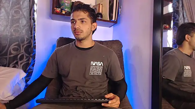 ArturoCardona  online show from April 2026 12:06:02 PM