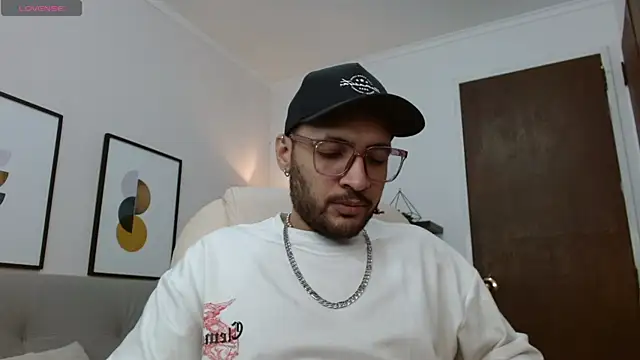   Damian    online show from November 2025 10:37:02 PM