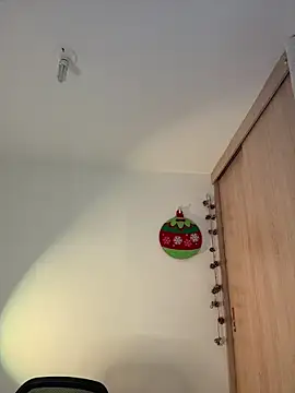 LauraCatalina online show from December 2025 12:18:01 PM