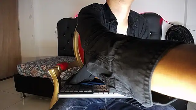 Charlie Cock  online show from November 2025 04:06:02 AM