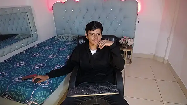 Charlie Cock  online show from September 2025 04:30:01 AM