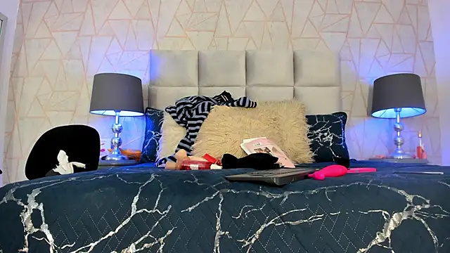 Yara Bliss  online show from December 2025 05:03:01 PM