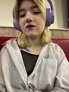 Snapshot of Cherry___Blossom chatting on November 2025 01:15:01 PM Cherry Blossom online show from November 2025 01:15:01 PM