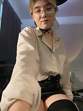 Snapshot of Cherry___Blossom chatting on November 2025 12:05:01 PM Cherry Blossom online show from November 2025 12:05:01 PM